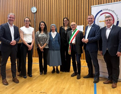 Bürgermeister Ulrich Mönch (r.) und Landrat Thomas Barth (2. v. r.) freuten sich gemeinsam mit den Schulleitungen, den organisierenden Lehrkräften und dem Veroneser Stadtrat über 40 Jahre lebendige Schulpartnerschaft.